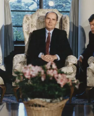Christopher Thiéry entouré de Jacques Chirac, François Mitterrand et Ronald Reagan