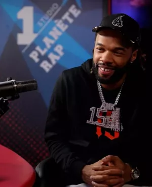 Planète Rap Portée par Fred Musa sur Skyrock, Planète Rap  est l'émission rap de référence en France. Découvrez une adaptation télé de ce format radio qui réunit des centaines de milliers d'auditeurs ! Planète rap reçoit le rappeur AMK pour cette nouvelle émission. Originaire de la région parisienne, cet artiste complet, à la fois auteur-compositeur et interprète connaît un réel succès depuis la sortie de son premier projet « 15 » et de sa participation à l’émission Nouvelle Ecole sur Netflix.