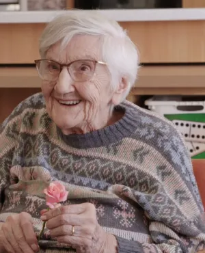 Accueil du grand âge - la méthode Montessori - une femme âgée arbore un magnifique sourire