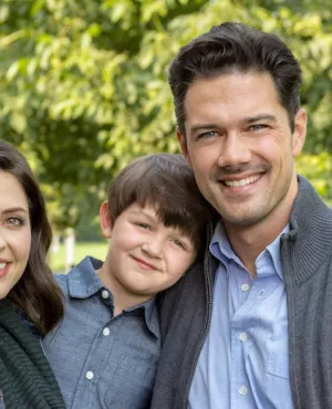 L'AMOUR EST DANS LE PRE -TELEFILM  Luna, chirurgienne à Seattle, travaille beaucoup et délaisse son fils depuis la mort de son mari. Pour rattraper le temps perdu, elle part en vacances avec lui dans la ferme familiale. Elle y rencontre Will, qui prend soin du verger.