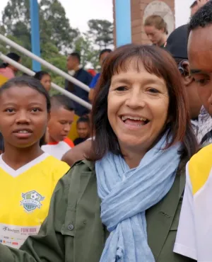 Le mercredi 3 juin en prime time, la case documentaire Archipels sur Réunion la 1ère vous propose une immersion poignante de 52 minutes au cœur de l'engagement humanitaire. Réalisé par Estelle Jomaron-Galabert (Bis répétita), « Madame Nataly » dresse le portrait sensible, inspirant et sans fard d’une femme qui a choisi de faire de la résilience son combat quotidien entre La Réunion et Madagascar.