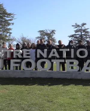     Elles viennent des quatre coins du monde ! De La Réunion, de Mayotte, de Nouvelle-Calédonie, de Polynésie, de Martinique, de Guadeloupe et de Guyane, elles ont 15 ans, et cette sélection de jeunes footballeuses restera gravée dans l’histoire, car pour la première fois tous les territoires d’outre mer ont été conviés à travailler ensemble, de concert, pour créer une équipe ultramarine. Le point de rencontre, Clairefontaine, le temple du football français ! 