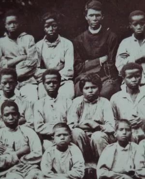 "Information en préambule du documentaire" Lancée il y a une dizaine d'années, la réalisation de ce documentaire s'est trouvée interrompue suite au décès tragique de son co-auteur, l'historien Sudel Fuma. Ayant pu relancer le projet, nous avons eu le privilège, une décennie plus tard, de mener à son terme cette création audiovisuelle. Nous dédions ce film au regretté Sudel Fuma.  Résumé : Le 8 mars 1869, une colonie pénitentiaire pour jeunes détenus est ouverte à l'île de La Réunion. Il s'agit d'un bagne po