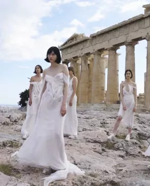 Une femme à la tête de Dior Une femme à la tête de Dior : Qui est Maria Grazia Chiuri ? La directrice artistique Maria Grazia Chiuri décoiffe la très chic et traditionnelle marque de haute couture