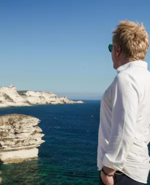Échappées belles : Corse du Sud, de village en village De ses anciens villages de pêcheur sur la Côte Bonifacienne à ses cités médiévales nichées aux pieds des chaînes montagneuses, la Corse du Sud, de village en village pourrait se résumer en un mot :  authenticité.