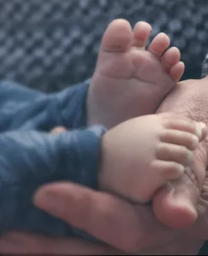 Bébés placés, la vie devant eux 