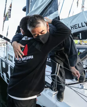 Kojiro Shiraishi sur les pontons au départ du Vendée Globe aux Sables d'Olonne, France, le 8 novembre 2020