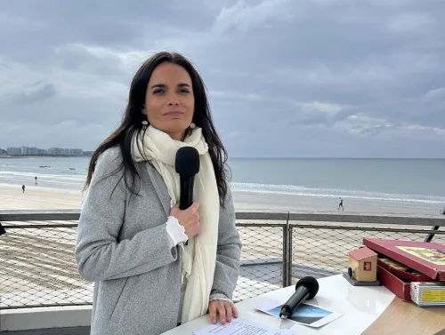 Delphine Jeanneau dans Flavie en France