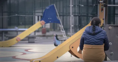 Enfants enfermés : parole aux familles, enfants et employés d'un centre de rétenttion