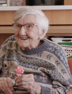 Accueil du grand âge - la méthode Montessori - une femme âgée arbore un magnifique sourire