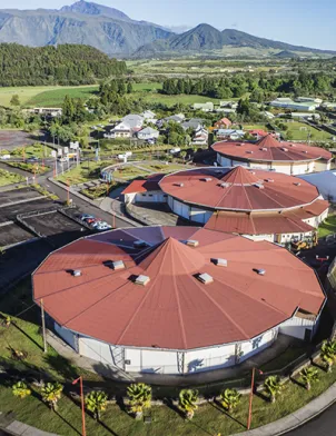 [DIRECT] Pâque Protestante : Une union historique au cœur de la Plaine des Cafres Ce dimanche 05 avril 2026, Réunion la 1ère vous invite à vivre un événement spirituel inédit. Pour la première fois, plusieurs Églises protestantes évangéliques de l’île s’unissent pour célébrer la Pâque. Un culte exceptionnel à suivre dès 09h30 en direct simultané sur la Télé, la Radio et le Web.