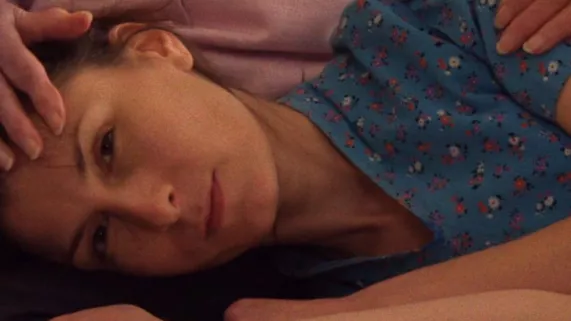 Portrait jeune fille couchée