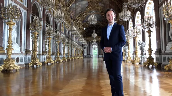 Stéphane Bern dans la galerie des glaces du château de Herrenchiemsee