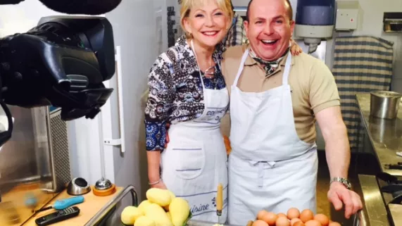 Odile Mattei et le chef Philippe Carteron en cuisine
