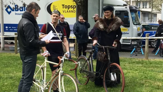 Emmanuel Faure avec les personnes d'Anjou Vélo Vintage
