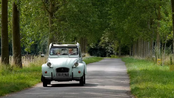 La 2CV ... Ceci n'est pas une voiture, c'est un art de vivre !