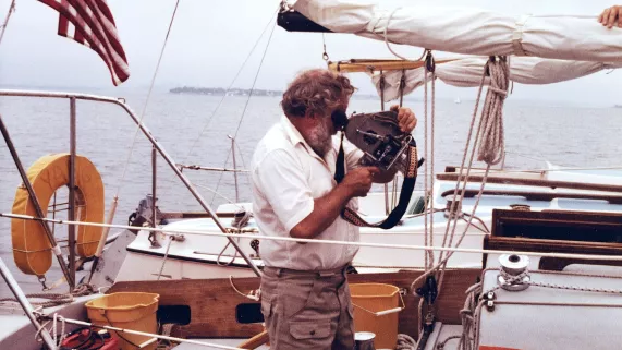 Le navigateur Jean Lacombe en train de filmer avec sa caméra 16 mms. Photo de Toni Austin, sa dernière compagne à New-York