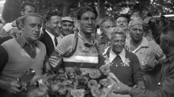 © AFP Photo Raphaël Géminiani, coureur cycliste français, membre de l'équipe Métropole-Dunlop, photographié à l'issue de La 19ème étape du Tour de France 1950 entre Briançon et Saint-Etienne qu'il a remportée.
