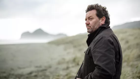 Brokenwood Neil Rea sur une plage