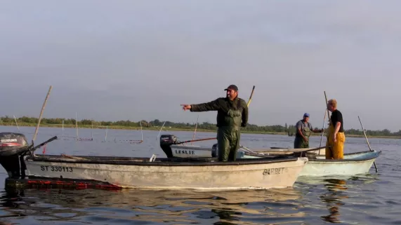 Pêcheurs dans barque étang