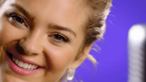 Caroline Costa interprète le générique de Sept nains et Moi