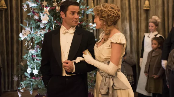 © Shaftesbury 2016 Murdoch Christmas special /  Yannick Bisson et Hélène Joy Photo extraite du Murdoch spécial Noël 2016, avec Yannick Bisson et Hélène Joy
