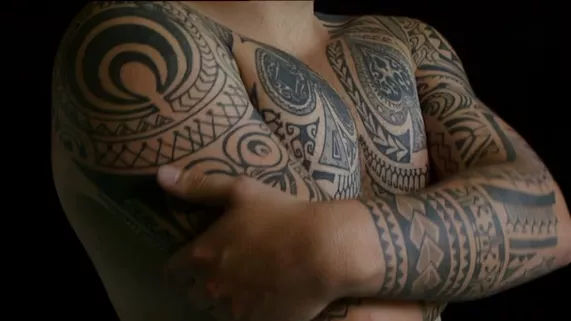 De l'encre sous la peau - Crédit Lumina Films Tatouage sur torse
