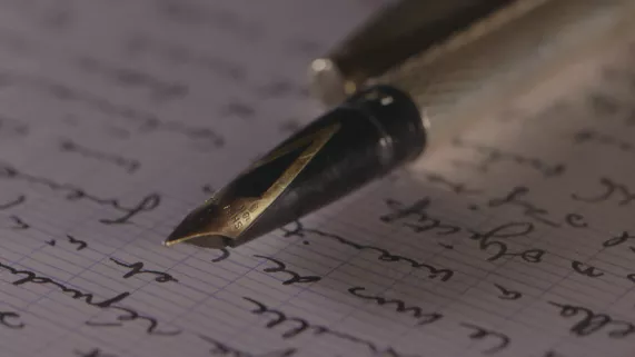 © Tournez S'il Vous Plait LE STYLO, NOTRE SIGNATURE