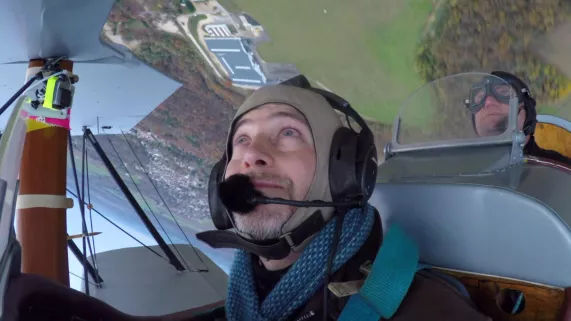 Matthieu Barreau goûte aux joies de la voltige dans une réplique d'un biplan de la Première Guerre mondiale, pilotée par Edmond Salis. © 2P2L CONQUERIR LE CIEL