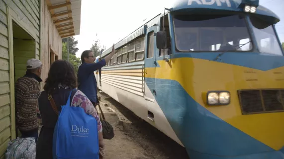 DES TRAINS PAS COMME LES AUTRES /Step by Step 