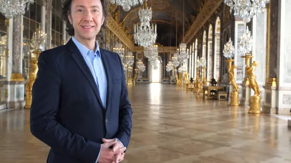 Laurent MENEC/SEP TV/FTV Stéphane Bern dans la galerie des glaces de Versailles