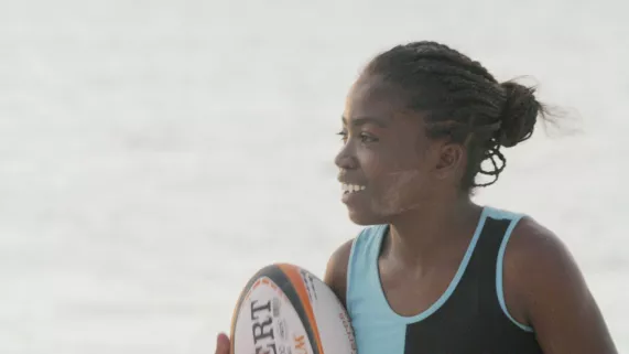 © LES DOCS DU NORD La jeune fille et le ballon ovale
