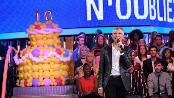Gilles Gustine / FTV Nagui sur le plateau de la spéciale 10 ans