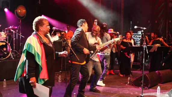 LIMYE BA YO, les DéChenNé rendent hommage aux victimes de l'esclavage ©John Drelin-BCI Communication  LIMYE BA YO, les DéChenNé rendent hommage aux victimes de l'esclavage