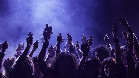 DR Personnes tenant des briquets à la main