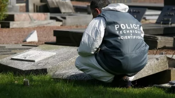 POLICE SCIENTIFIQUE : QUAND LES VRAIS EXPERTS... POLICE SCIENTIFIQUE : QUAND LES VRAIS EXPERTS...