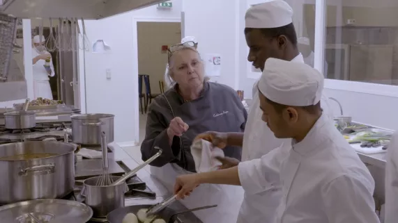 Les élèves en cuisine avec leur professeur Les élèves en cuisine avec leur professeur