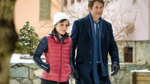 Thierry Langro - Fontaram / FTV Flore Bonaventura et Grégori Derangère marchant dans les rues de Roches-Noires