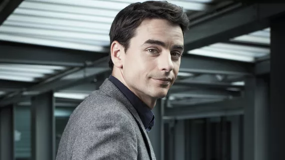 © Nicolas Guerbe / FTV Portrait de JULIAN BUGIER pris au siège de FTV