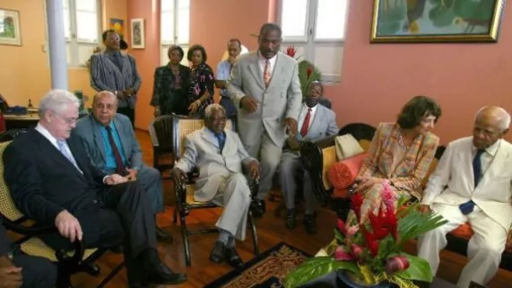 31 mars 2002 : Aimé Césaire avec à ses côtés Camille Darsières et Pierre Aliker