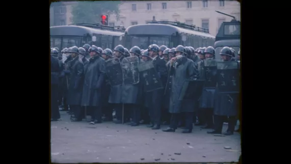 (c) GAUMONT PATHE ARCHIVES SOUS LES PAVES LES FLICS