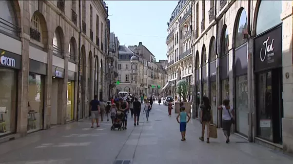 Secteur piétonnier, la rue de la Liberté à Dijon Secteur piétonnier, la rue de la Liberté à Dijon