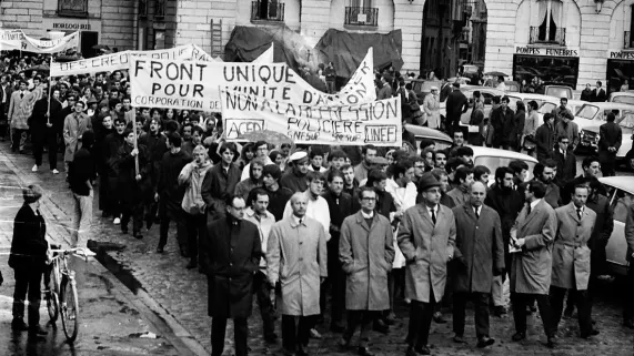 11 mai 1968, place de la Libération à Dijon / © Archives de la ville de Dijon Ve 1394  11 mai 1968, place de la Libération à Dijon / © Archives de la ville de Dijon Ve 1394