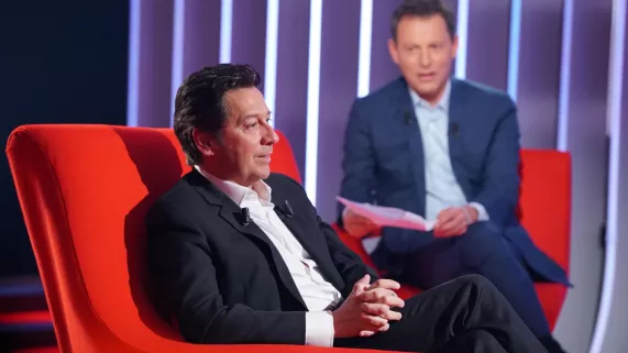 Guillaume Gaffiot/Bestimage LE DIVAN