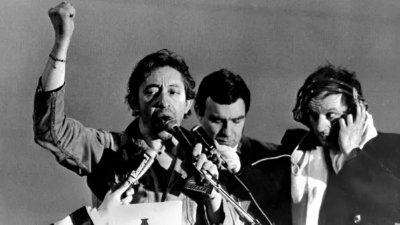 Le 4 janvier 1980, Serge Gainsbourg chante la Marseillaise en brandissant le poing lors d'un concert devant des parachutistes/©Thierry Gachon-MaxPPP Serge Gainsbourg