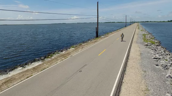 AU BOUT C'EST LA MER