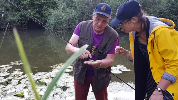 France et Francis à la pêche au bord de la Vonne France et Francis à la pêche au bord de la Vonne