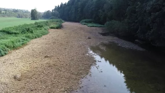 Le Doux à sec à Arçon (25)-©ALPHADRONE L'eau est-elle devenue un luxe ?