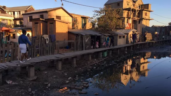 UN JOUR AVEC… ANGELINE  DANS SON QUOTIDIEN A MADAGASCAR UN JOUR AVEC… ANGELINE  DANS SON QUOTIDIEN A MADAGASCAR