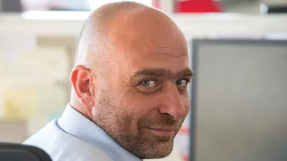 Dans Agora, Sébastien Pisani confronte les points de vue sur un thème d'actualité